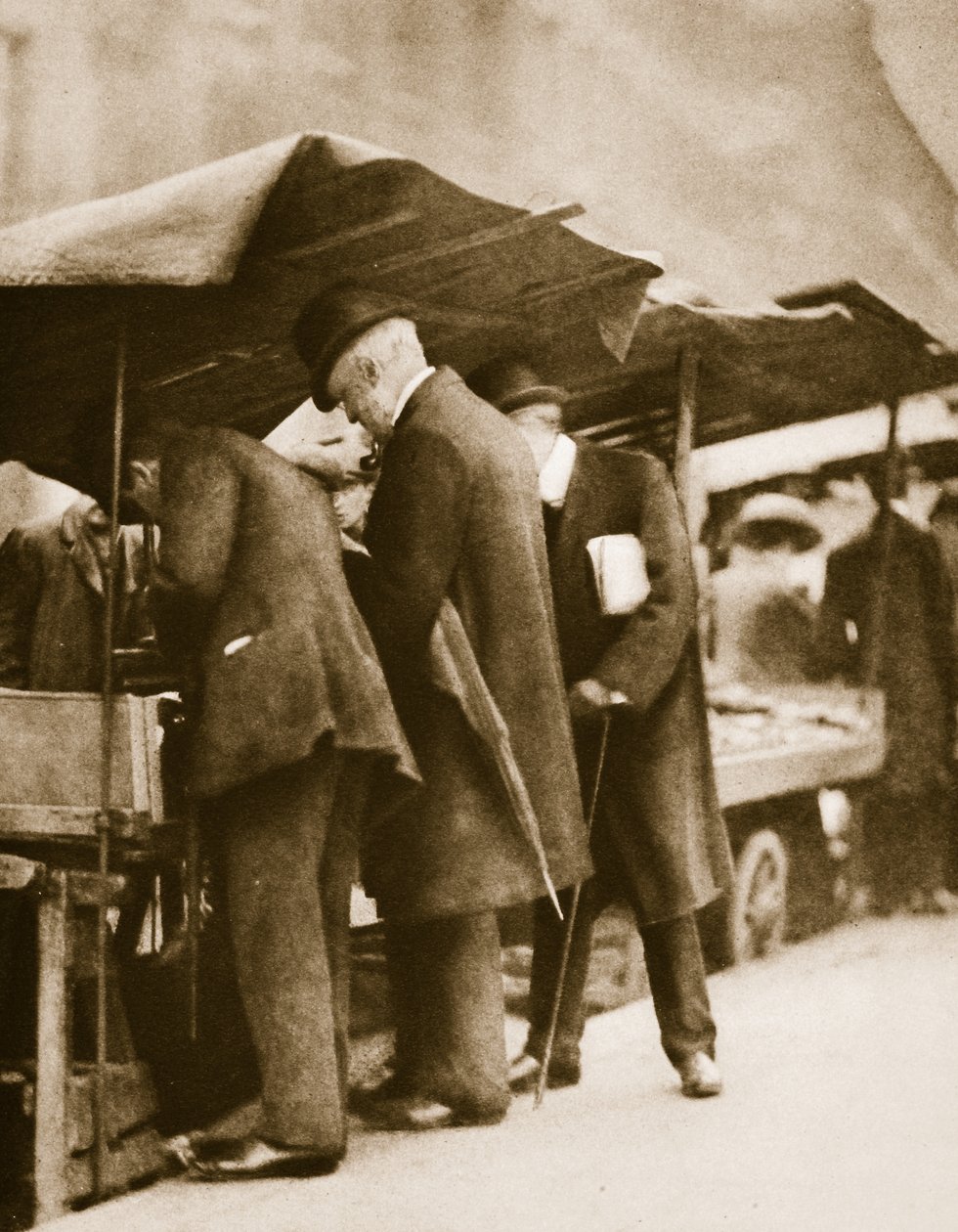 Egy könyvesbolt a Farringdon Road Marketen (szépia fotó) alkotó: English Photographer