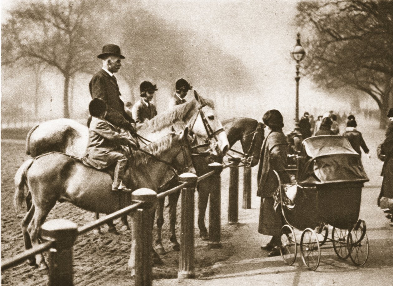 Lovaglóleckék a Rotten Row-ban, a csodálatos Londonból, 1926-27 között (fotónyomat) alkotó: English Photographer