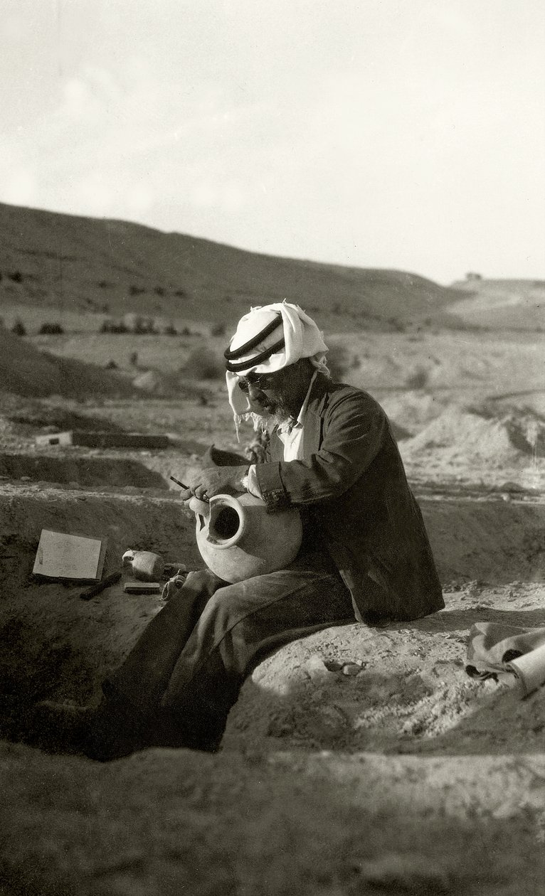 John Garstang Jerikóban egy középső bronzkori korsót tanulmányoz Kr.e. 1800 körül, 1930 alkotó: English Photographer