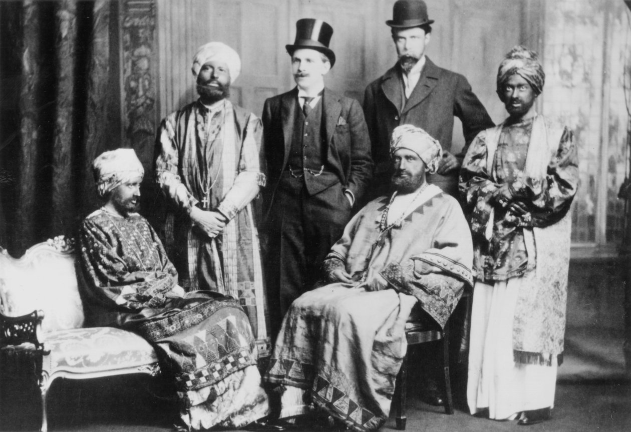 Abesszínia császára és udvara, látható balról jobbra Guy Ridley, Horace de Vere Cole, Adrian Stephen, Duncan Grant, valamint Virginia Stephen és Anthony Buxton. alkotó: English Photographer