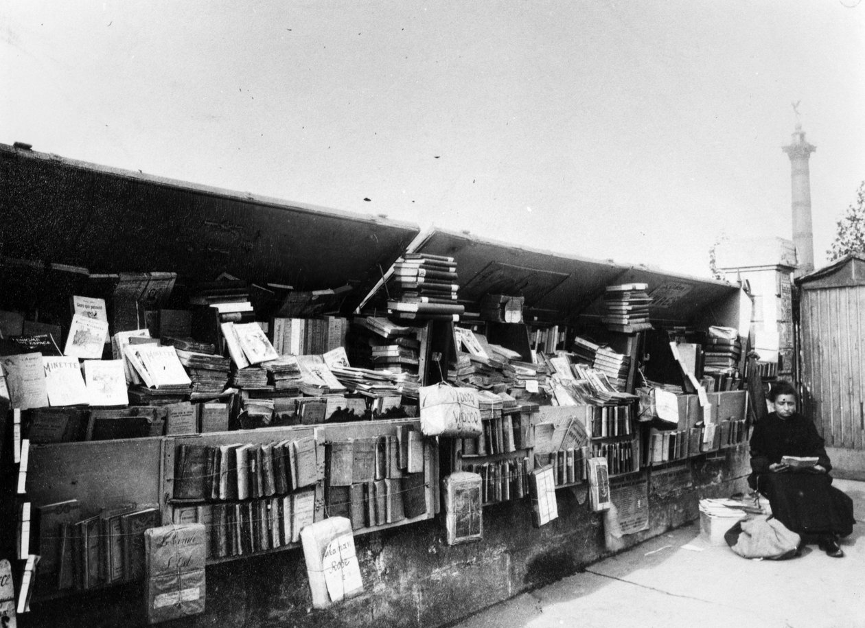 Bouquiniste a Szajna folyó mellett Párizsban, 1900 körül alkotó: French Photographer