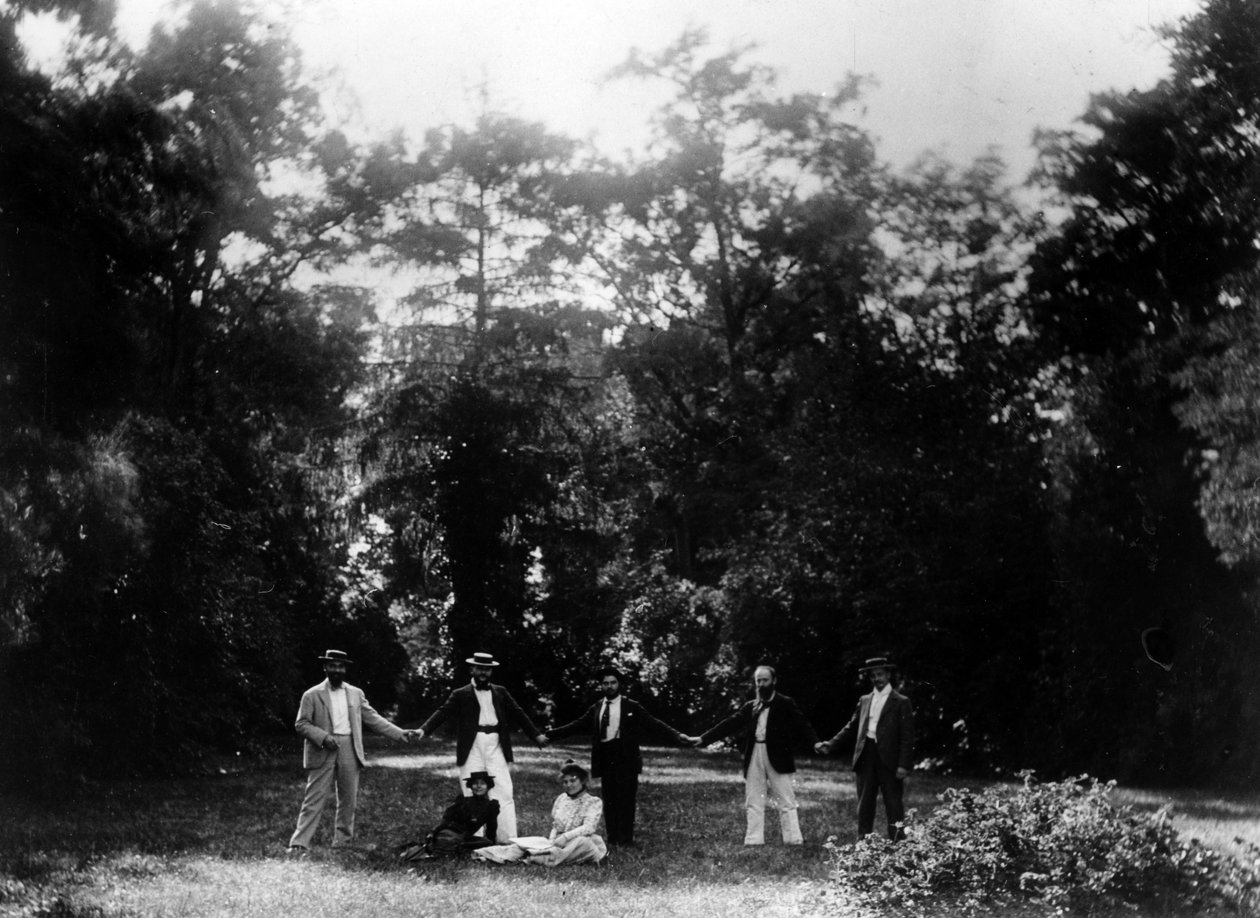 Baráti társaság kézen fogva a Le Relais kertjében, a Natanson család otthonában Villeneuve-sur-Yonne-ban, kb. 1899 alkotó: French Photographer