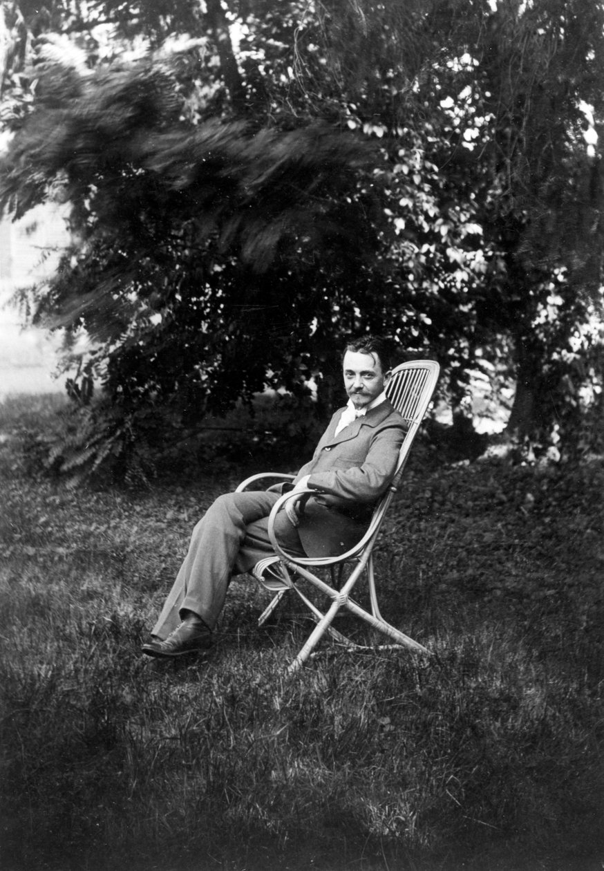 Félix Vallotton festő a Relais kertjében, a Villeneuve sur Yonne-i Natansons-házban ül alkotó: French Photographer