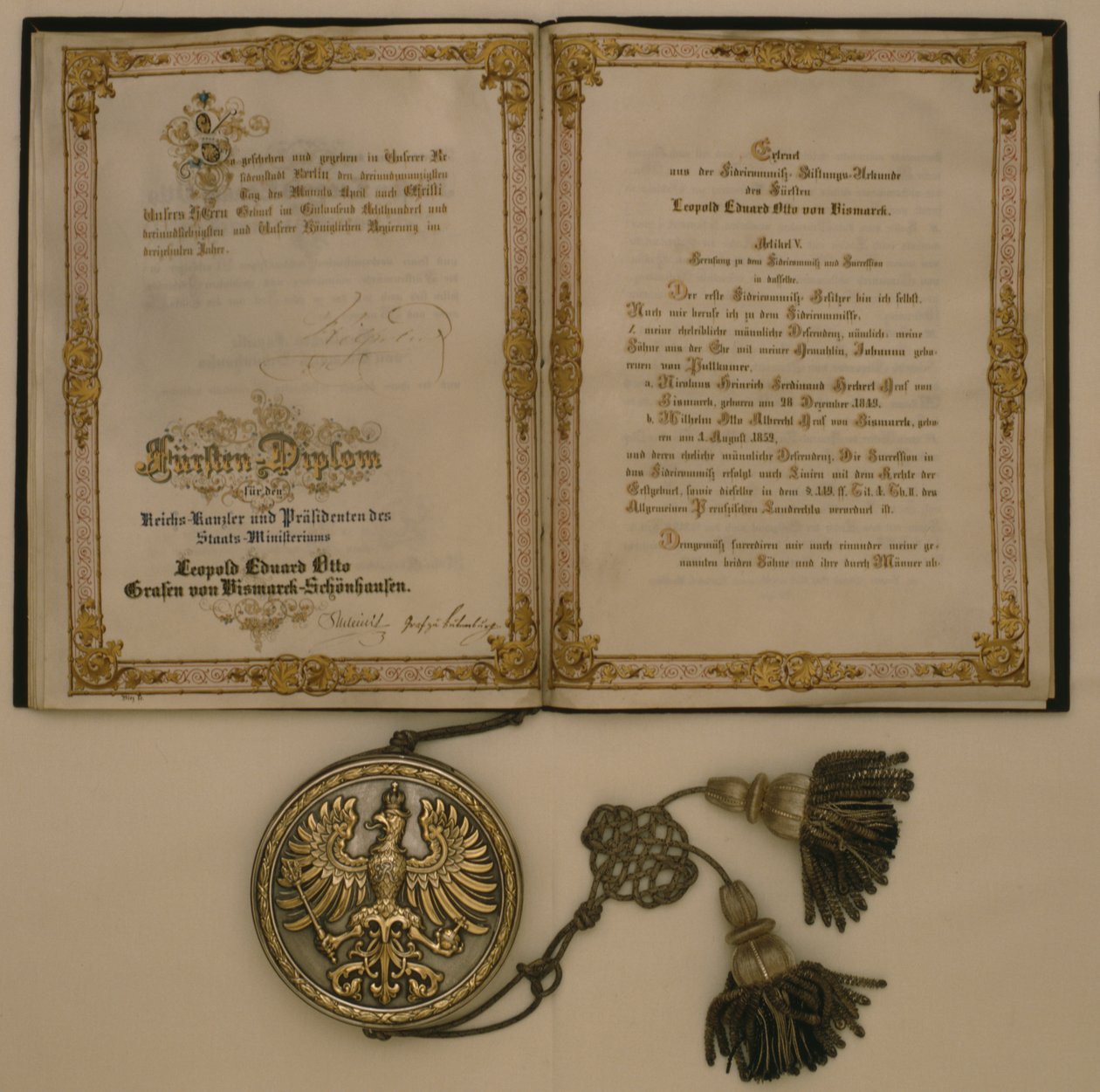 Hercegi diploma az Északnémet Szövetség kancellárjának és Leopold Eduard Otto Poroszország miniszter-elnökének, gróf von Bismarck-Schoenhausen, 1873. április 23-án (vegyes technika) alkotó: German School