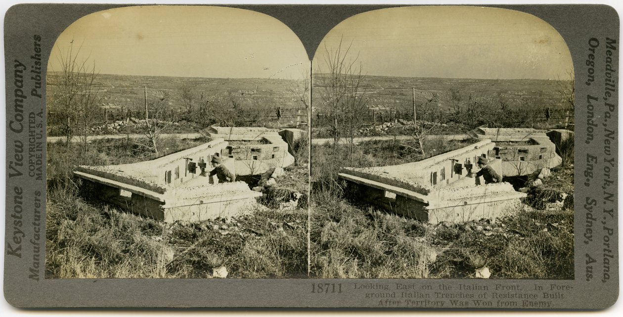 Vízszintes, szépia sztereokártya, egyenruhás férfit ábrázolva, aki betonárkok mögött áll egy nyílt területen. Keystone Stereograph 18711. A cím így szól alkotó: Keystone View Company