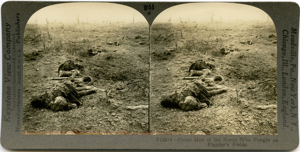 Vízszintes, szépia sztereokártya, amely nyílt mezőt mutat négy halott skót katonával, törmelékkel. Keystone sztereográf száma V18874. alkotó: Keystone View Company