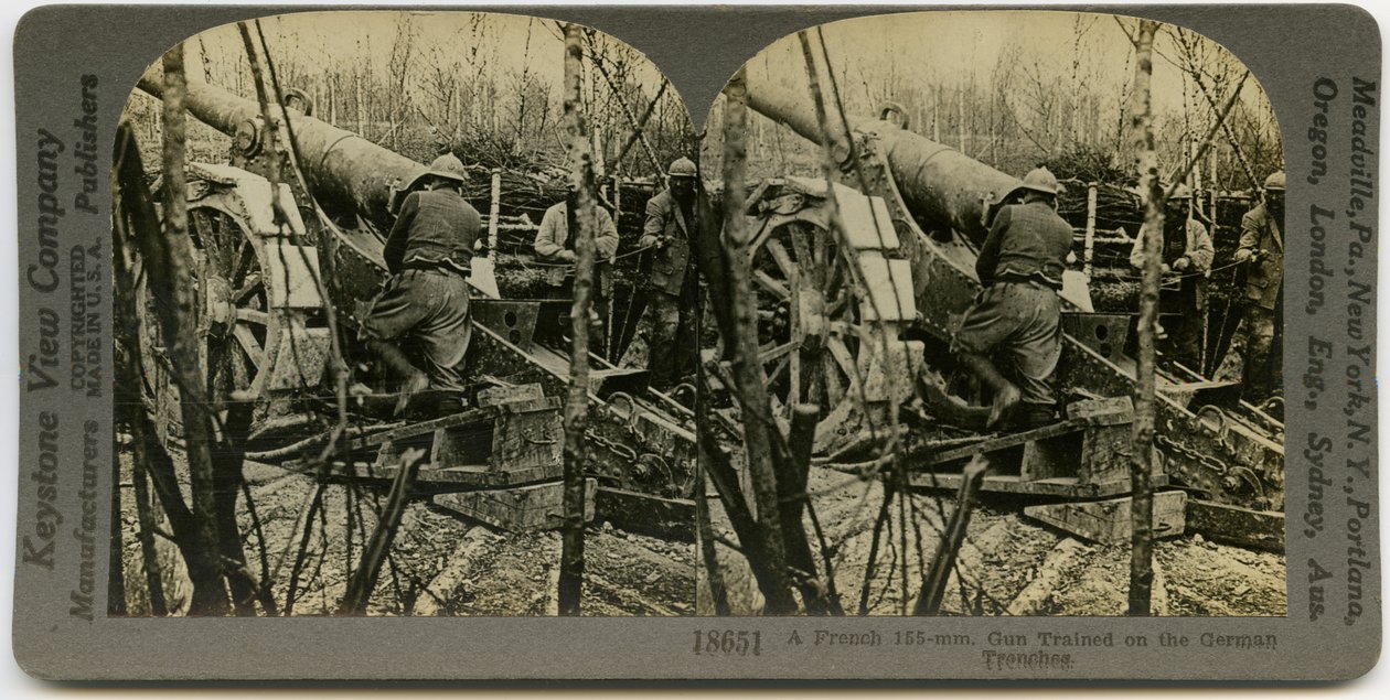 Vízszintes, szépia sztereokártya, amelyen három egyenruhás francia katona látható, akik 155 mm -es tüzérségi fegyverrel dolgoznak. Keystone sztereográf 18651 alkotó: Keystone View Company