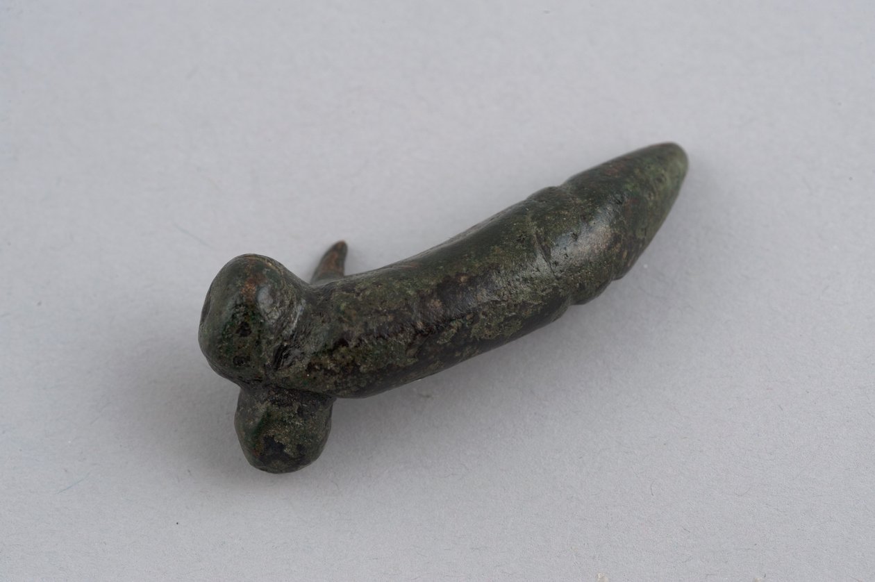 Fallosz alakú amulett (bronz) alkotó: Roman