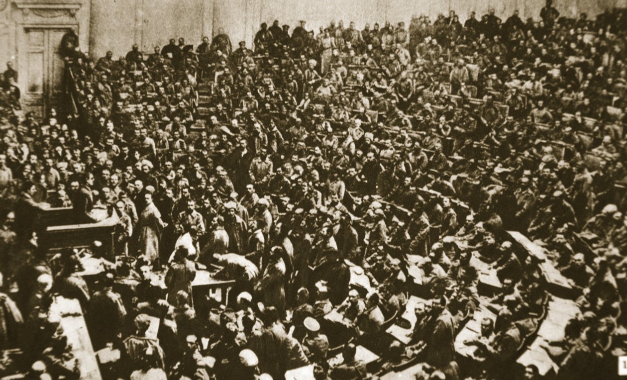 Munkások és katonák szállják meg a Dumát, 1917 (szépia fotó) alkotó: Russian Photographer