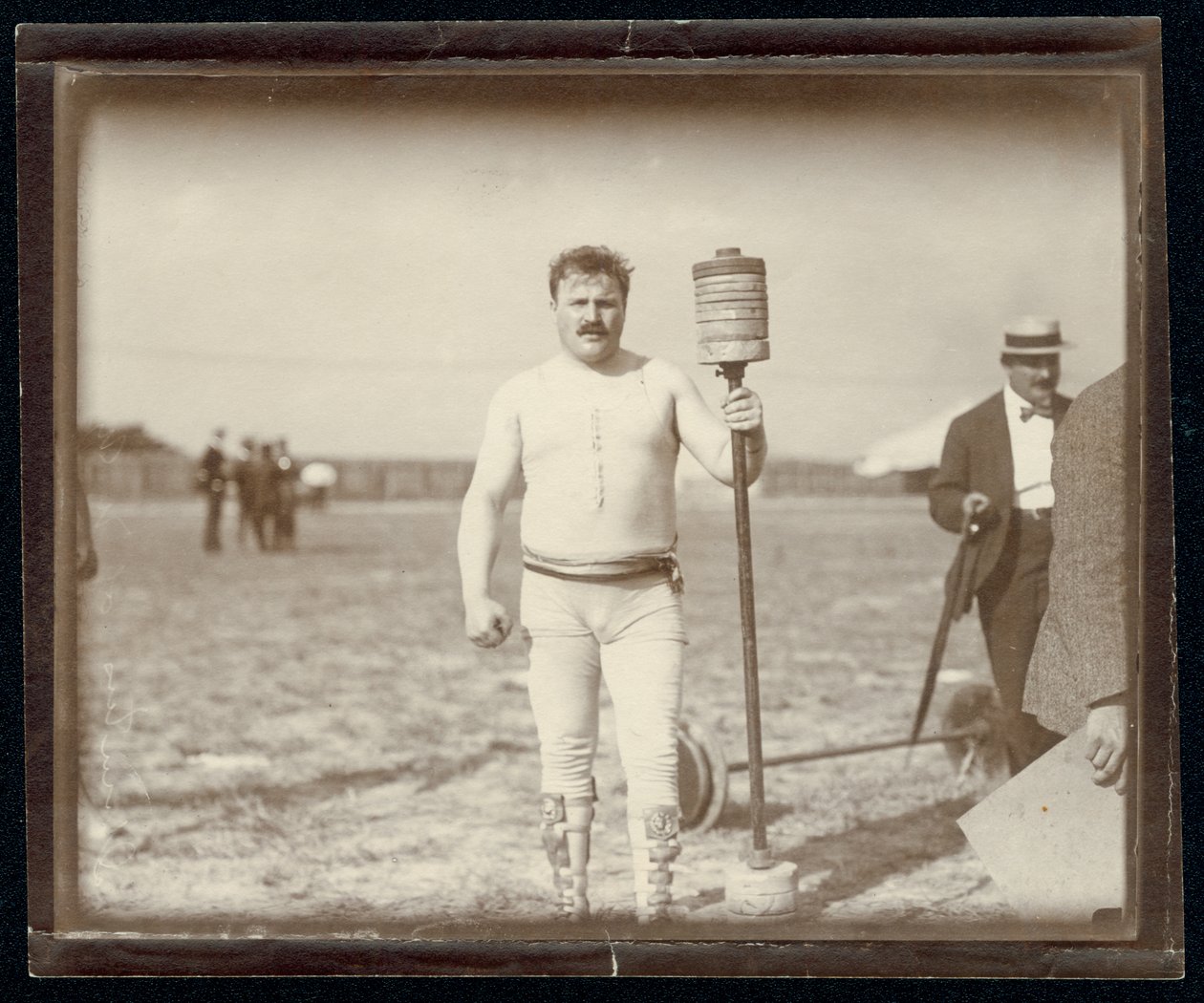 Fred Winters, az 1904 -es olimpia súlyzóversenyének versenyzője súlyokkal pózol alkotó: Unknown