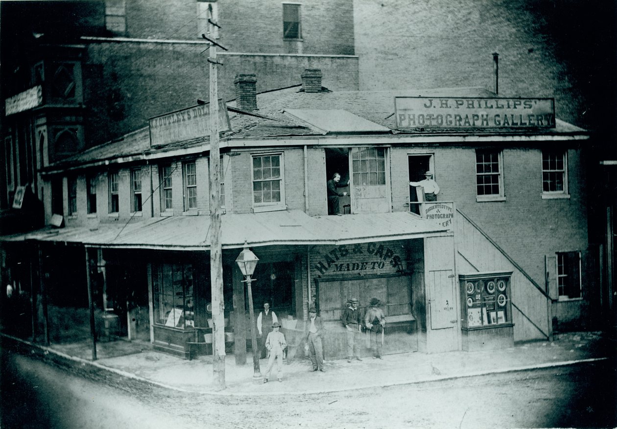 J.H. Phillips Daguerrean Galéria, a Third Street délnyugati sarka (Memorial Drive) és a Washington Avenue alkotó: Unknown