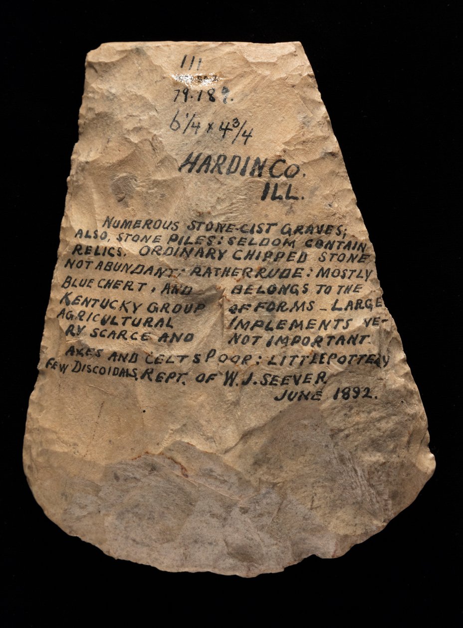 Mississippian lobogó kapa penge Mill Creek csíkból. Ezt a tárgyat az Illinois állambeli Hardin megyében gyűjtötték össze alkotó: Unknown