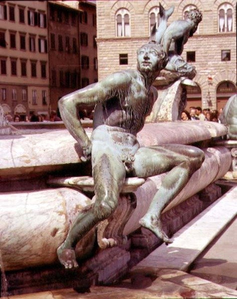 A Neptun-kút, egy ülő alak részlete alkotó: Giambologna