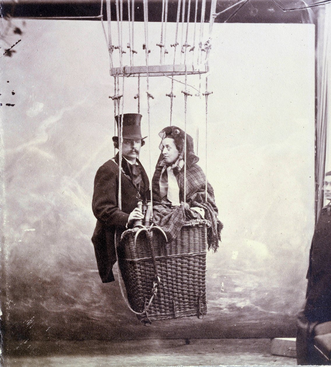Felix Tournachon dit Nadar (1820-1910) fotós és aerosztátpilóta fényképes portréja és felesége egy léggömbkosárban pózol alkotó: Nadar
