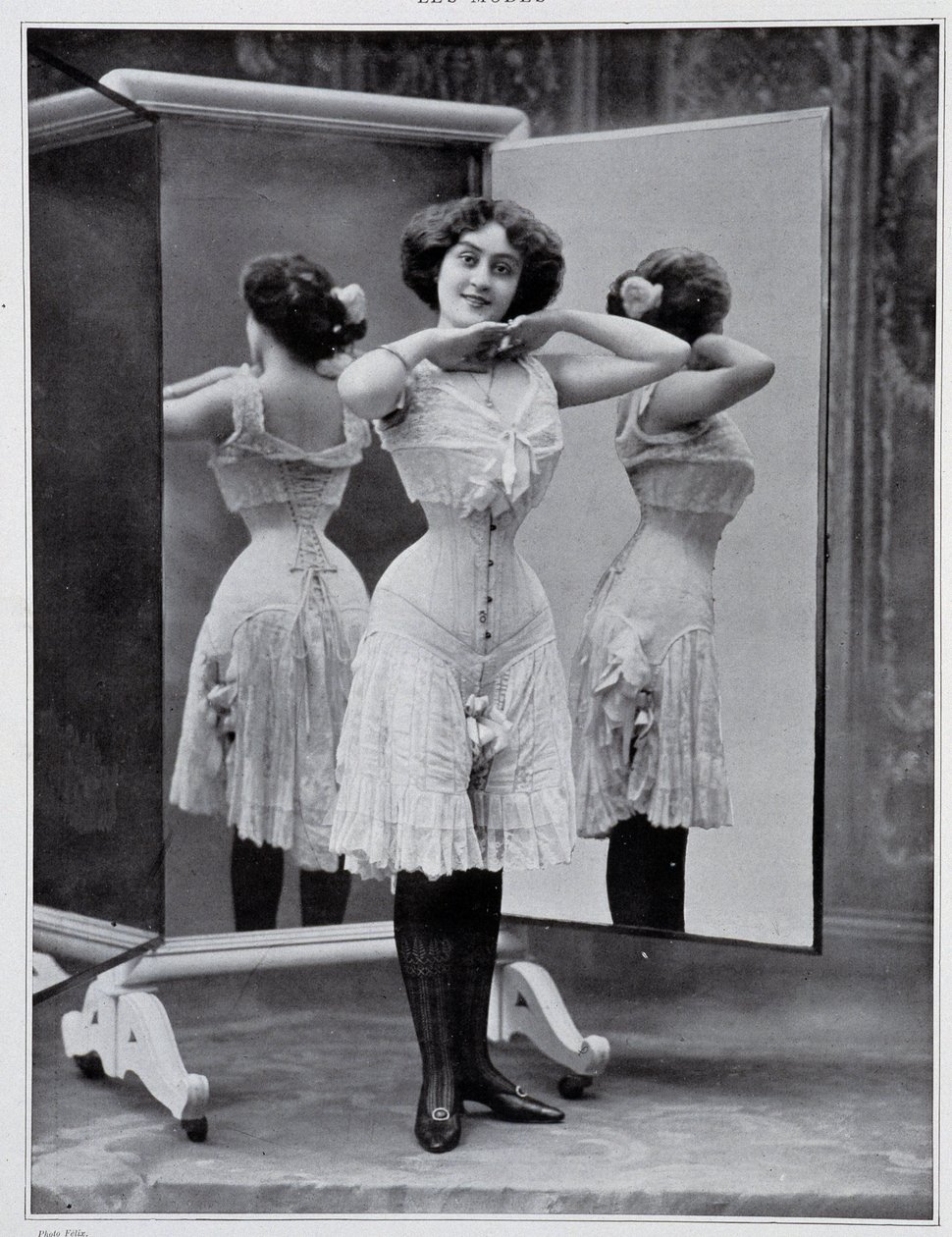 Thylda fűzőt bemutató modell, Félix fotó - „” Les Modes-ban”, 1907. dec. alkotó: (after) Felix Studio