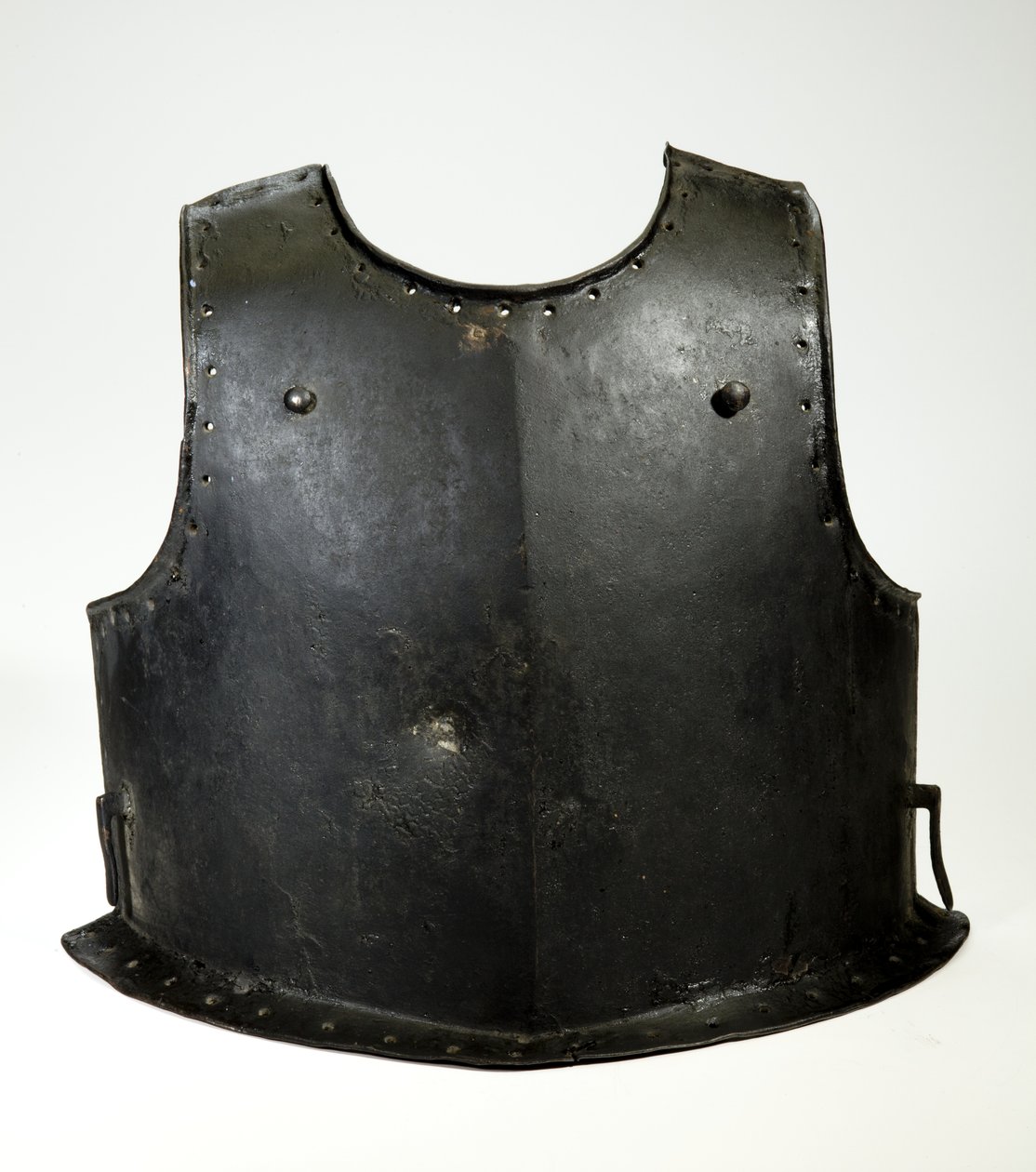 Melltárcsa egy Harquebusierhez, 1625-50 körül (vas és fekete festék) alkotó: (attr.to) German School