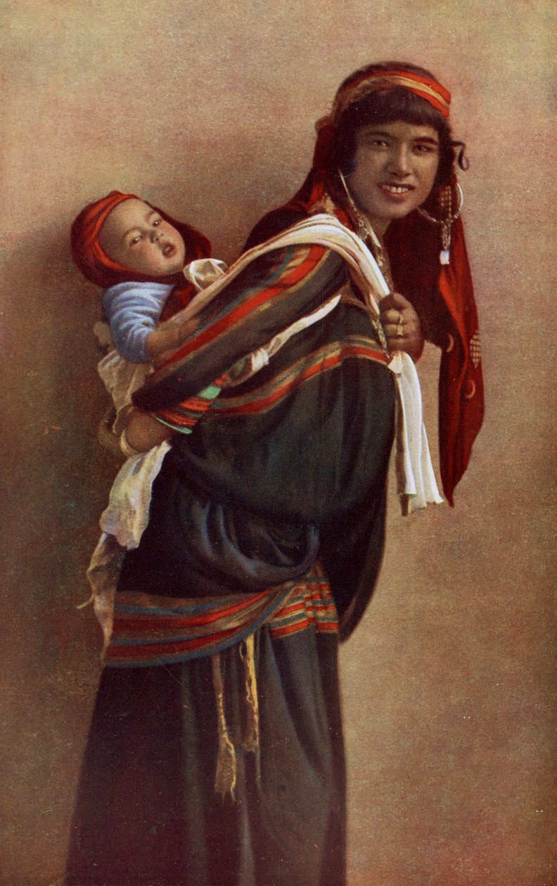 Afrika. Beduin anya gyermekével a vállán. 1920 alkotó: Unknown