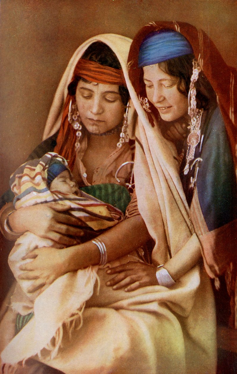 Afrika. Két beduin nő egy újszülöttel. 1920 alkotó: Unknown
