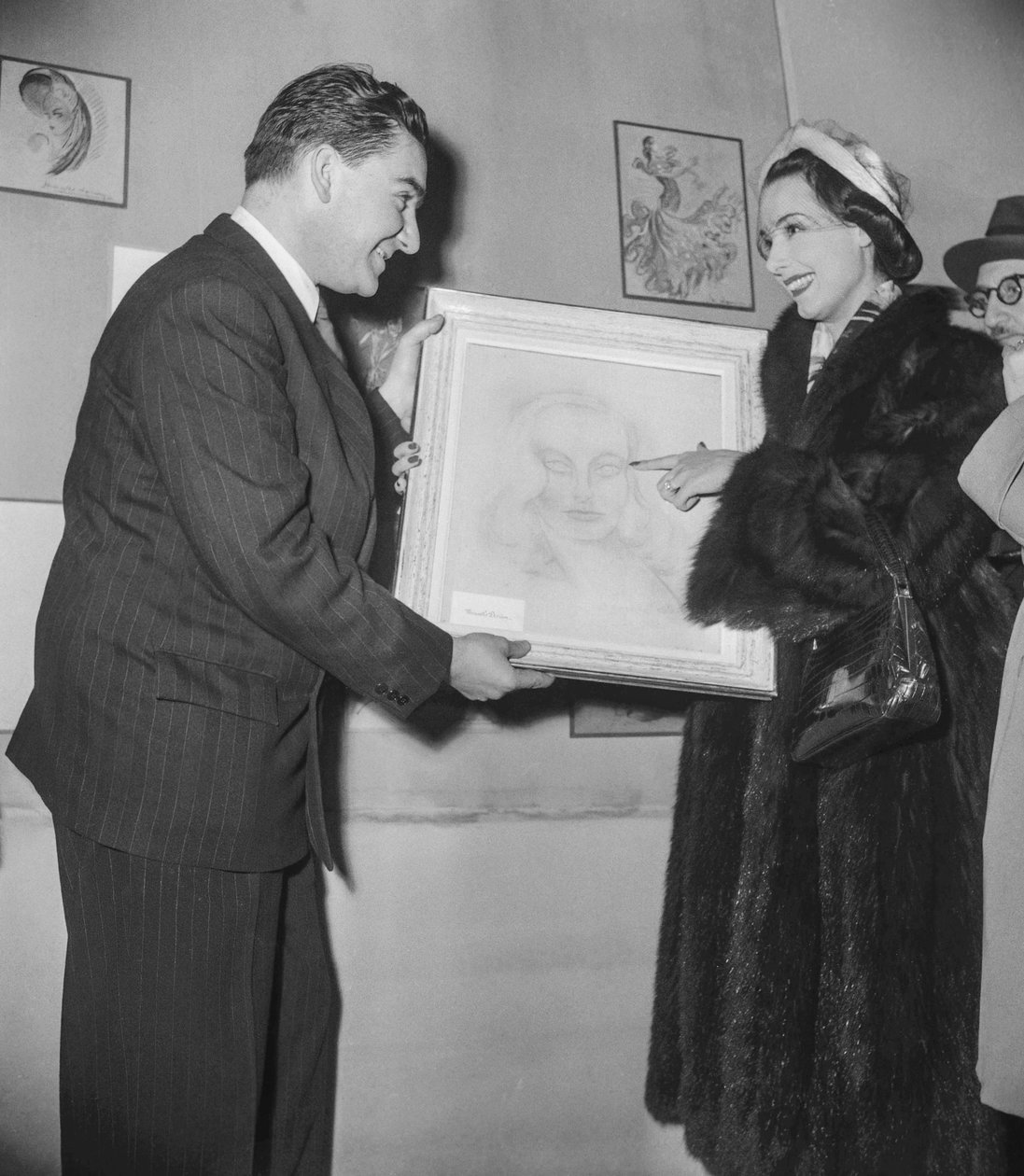 Művészeti kiállítás (színészek műalkotásai), a párizsi Palais des Beaux Artsban, 1950. december 16.: Marcelle Derrien francia színésznő bemutatja vásznát a kiállítás rendezőjének alkotó: Unknown