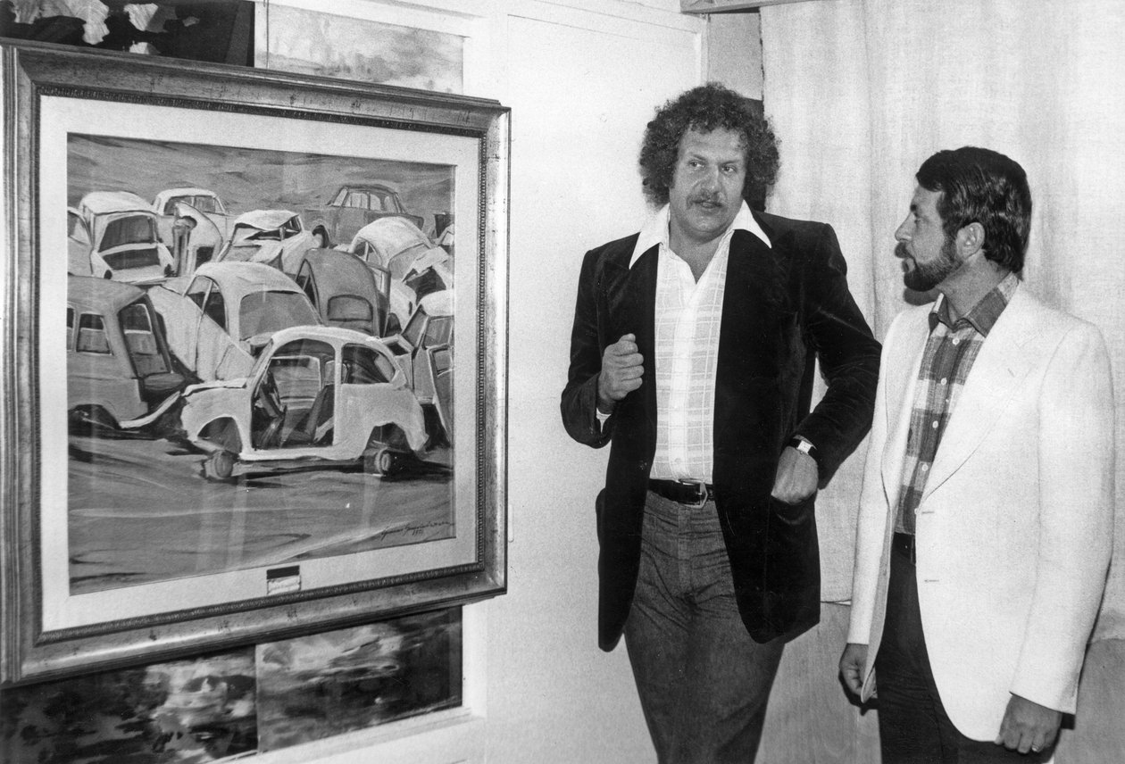 Death Shuman gyönyörködve az egyik vásznon bemutatja Gianni Guadalaxarát „Jardin DToday” címmel a La Cite Berryer Rue Royale A Paris-ban, 1974. június 26. alkotó: Unknown