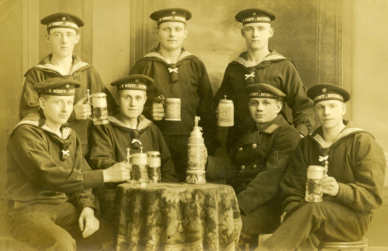 Az első világháborús német birodalmi haditengerészet tengerészei sört isznak, 1914 körül alkotó: Unknown