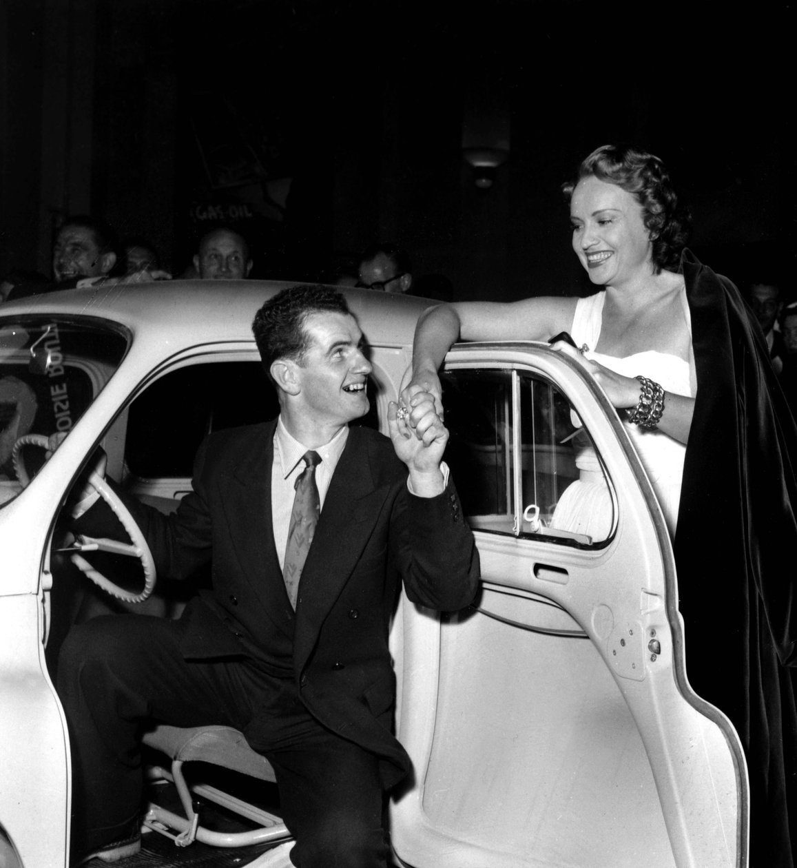 Ginette Leclerc nőies filmben szerepelt a gázolajból Felicite Jean Brouat Dans La Renault 4 Cv egy este a Salle Pleyelben, a gázolaj film bemutatója alkalmával október 13-án, alkotó: Unknown