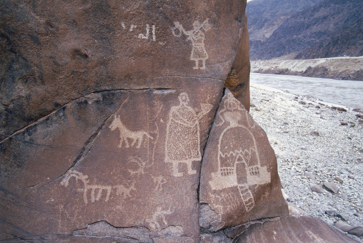 Az észak-pakisztáni Karakoram-hegységben található Chilas falu közelében található 30 000 sziklafaragvány között állatok és emberi alakok láthatók. Az Indus folyó is jól látható a mellett alkotó: Unknown