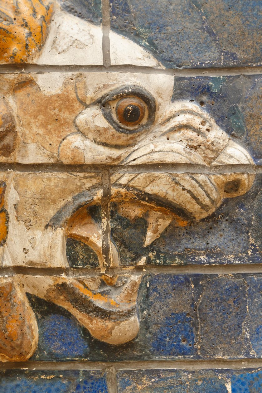 Isztanbul, Törökország. Régészeti Múzeum. Üvegezett téglaoroszlán domborműben a körmenet utcájából, Babilonból, a II. Nabukodonozor-korszakból, Kr.e. 604–562 körül. alkotó: Unknown