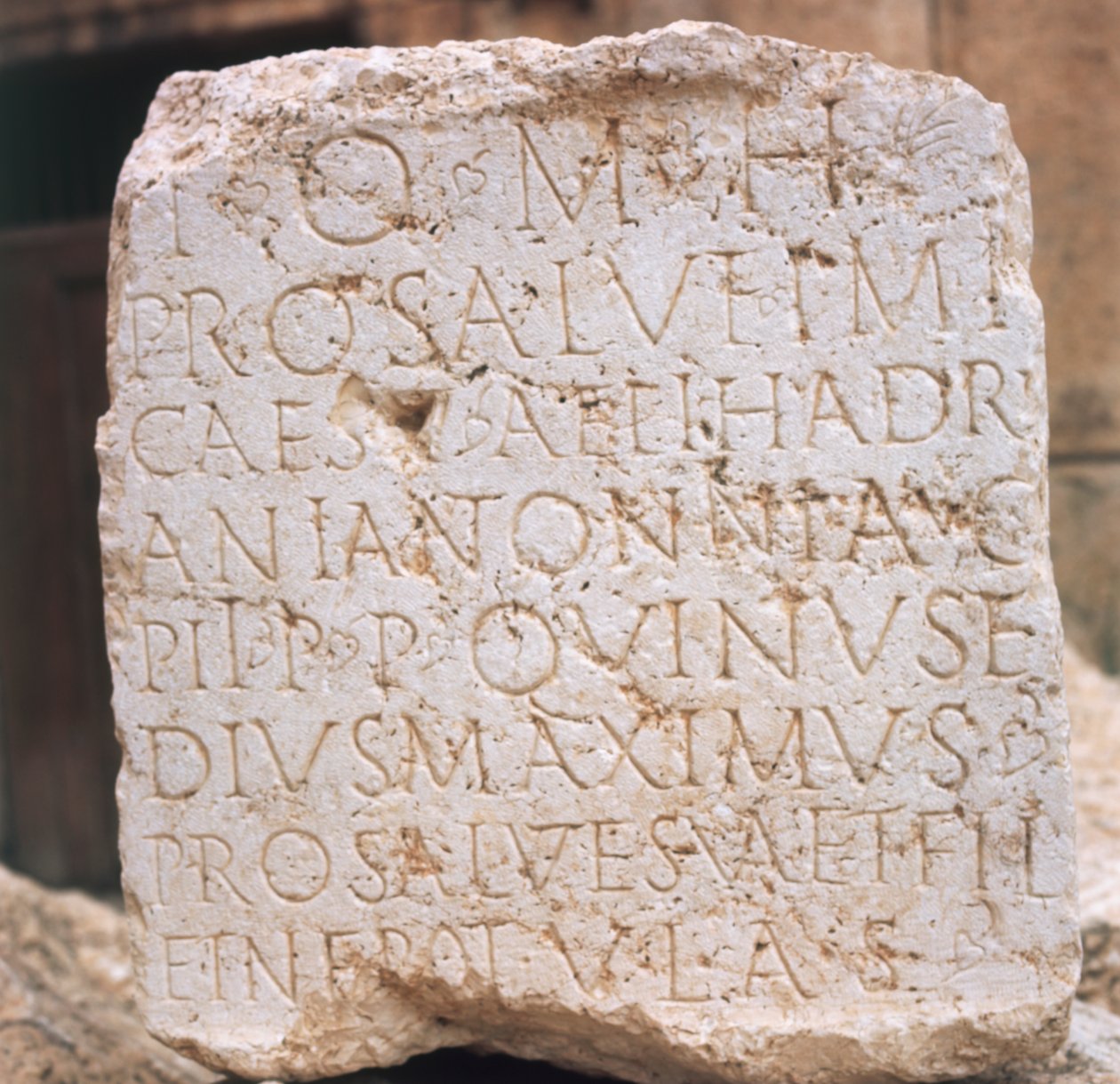 Libanon, Baalbek, Nagy Udvar, kő Hadrianusnak való dedikációval, Kr.u. 2. század alkotó: Unknown