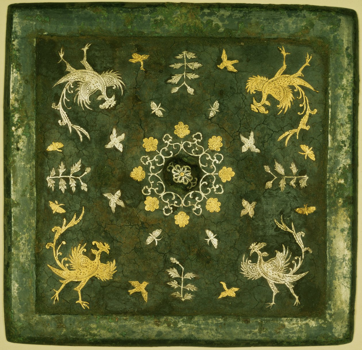 Tükör, bronz lakkozott hátlappal, arany és ezüst díszítéssel, tekercsekkel, Tang-dinasztia (618-906) alkotó: Unknown