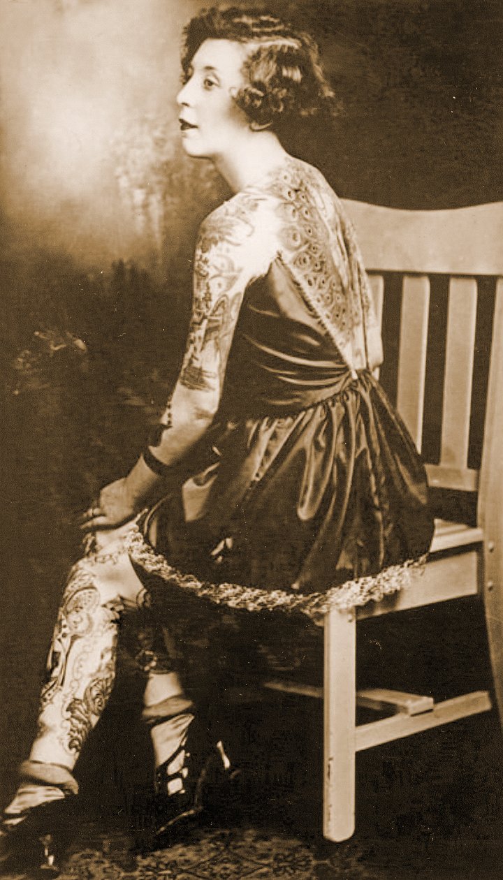 Egy tetovált nő portréja, 1895 körül (Szépia fotó) alkotó: Unknown
