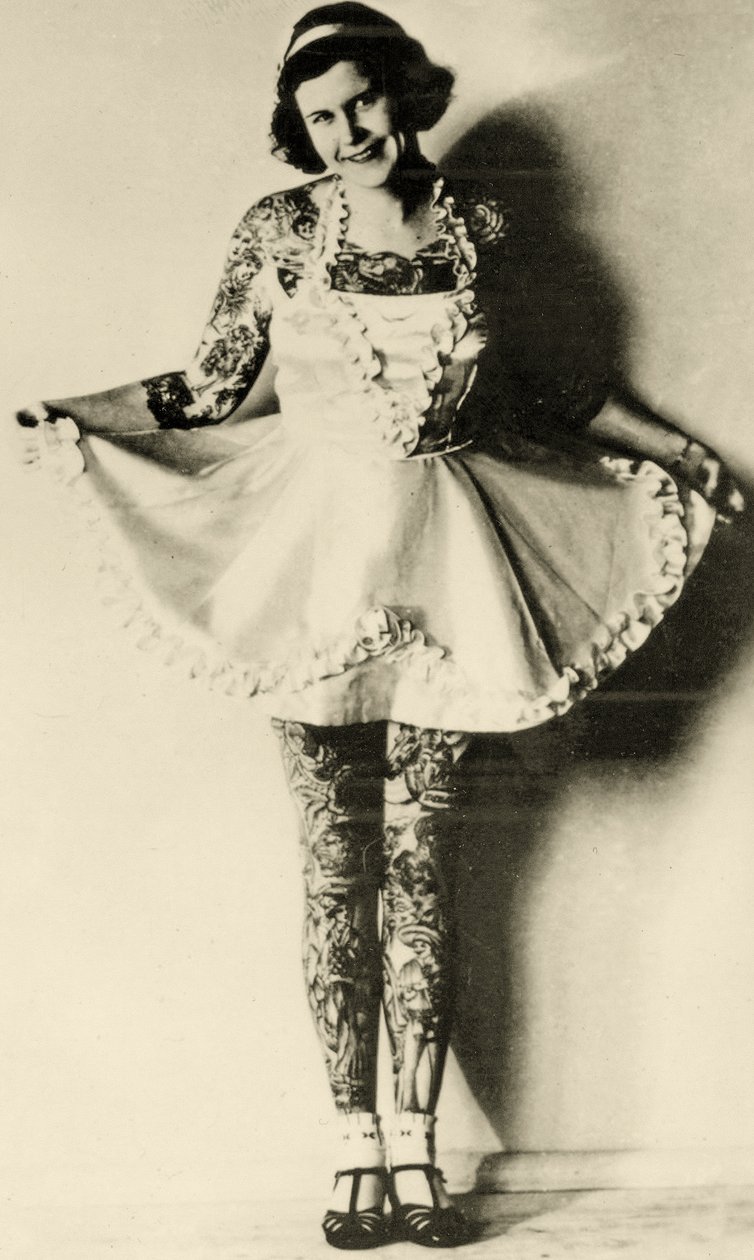 Egy tetovált nő portréja, 1946 körül (Szépia fotó) alkotó: Unknown