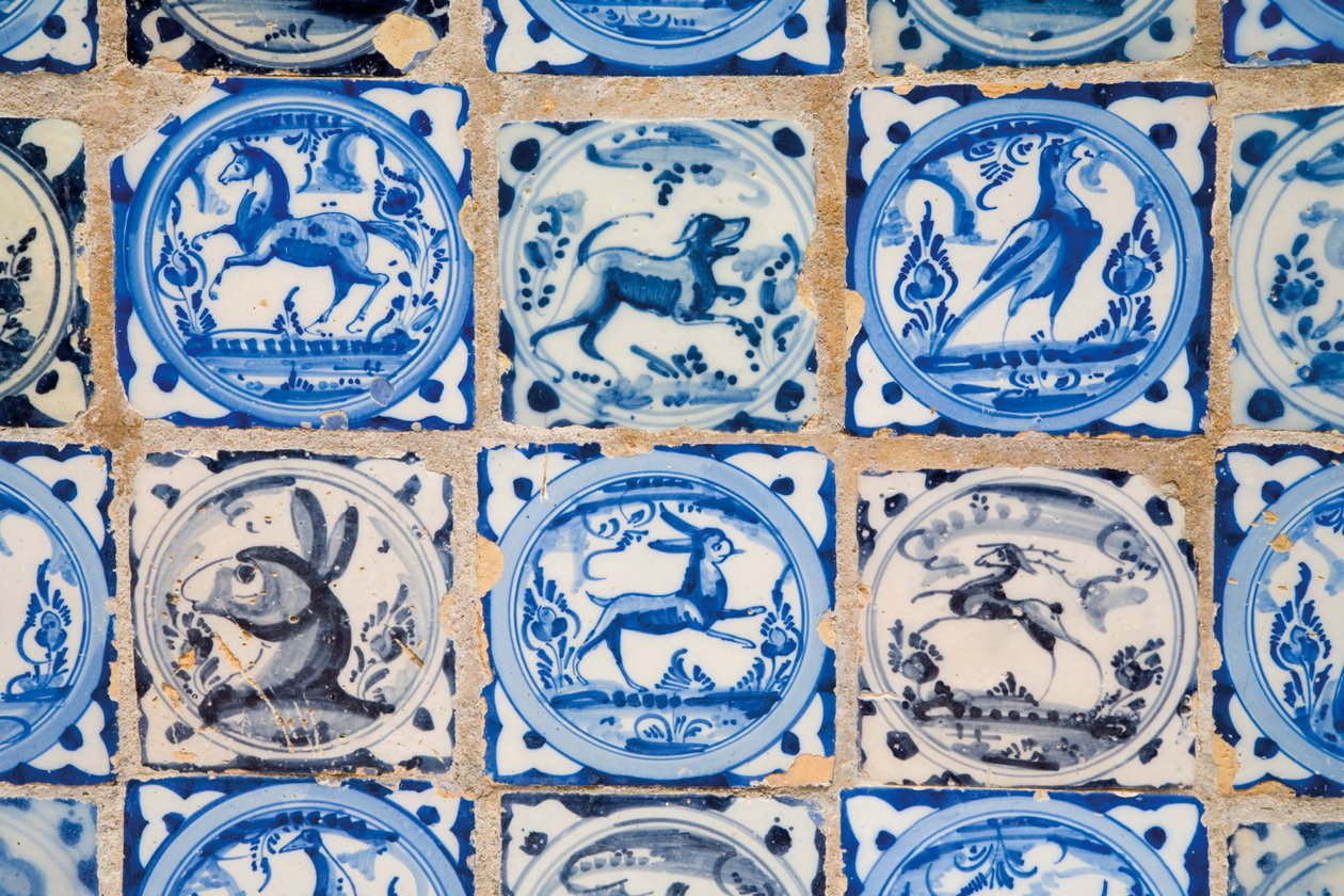 Igazi Alcazar, Kerámia csempe állat- és madárfigurákkal, Sevilla, Spanyolország alkotó: Unknown