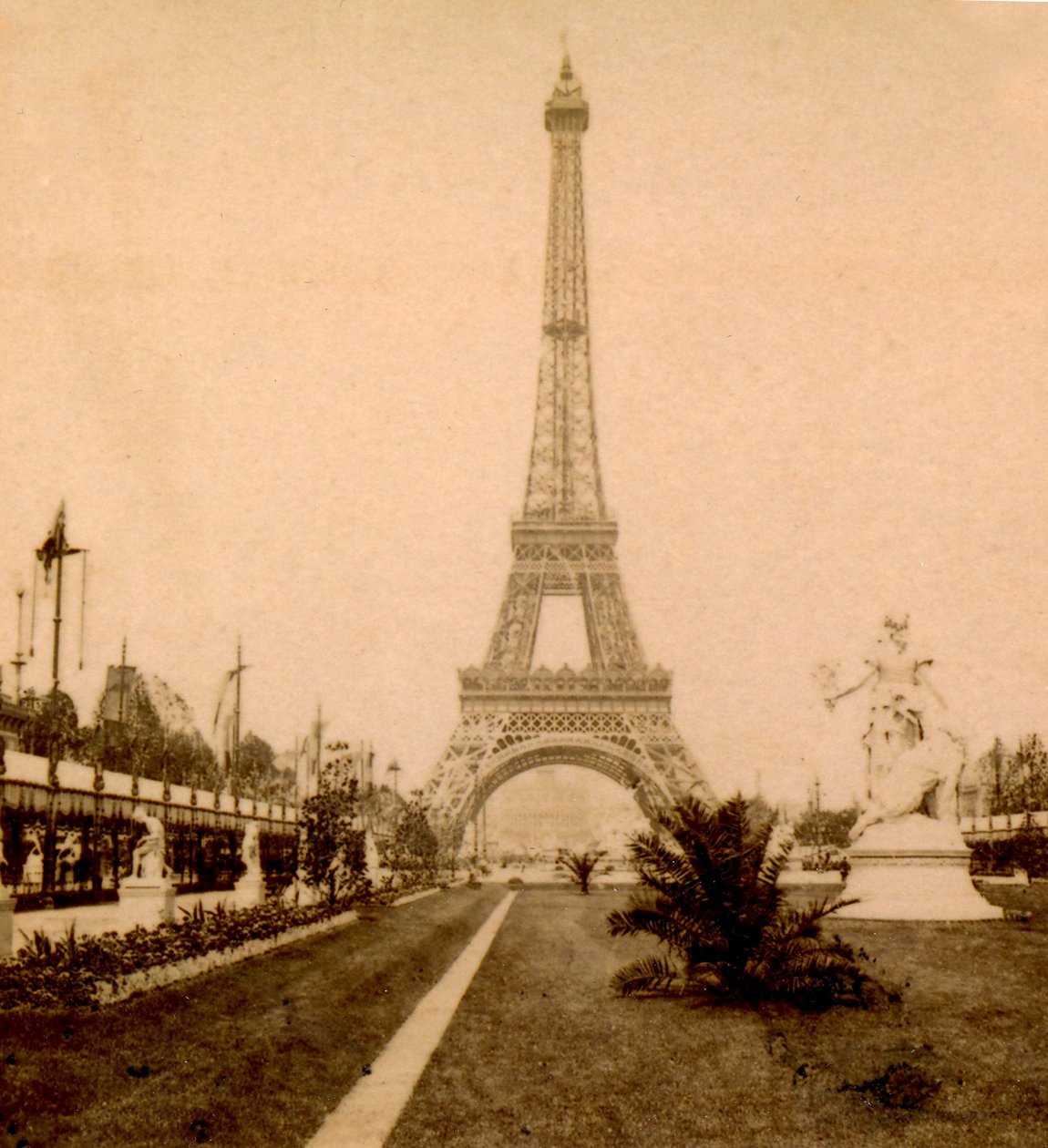 Kilátás az Eiffel-toronyra és a Palais du Trocaderora a Jardin du Champ de Marsból, Párizs, Franciaország. 1889 alkotó: Unknown
