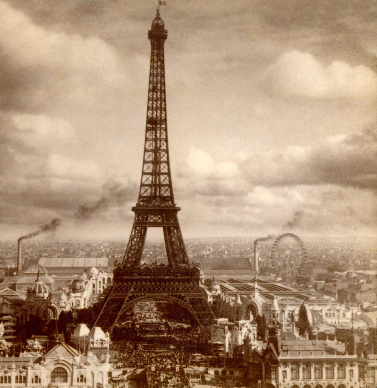 Kilátás az Exposition Universelle-re, az Eiffel-toronyra, a Champ de Mars-ra és a Galerie des Machines-re a Palais du Trocadéro-ból, Párizs, Franciaország 1900 alkotó: Unknown
