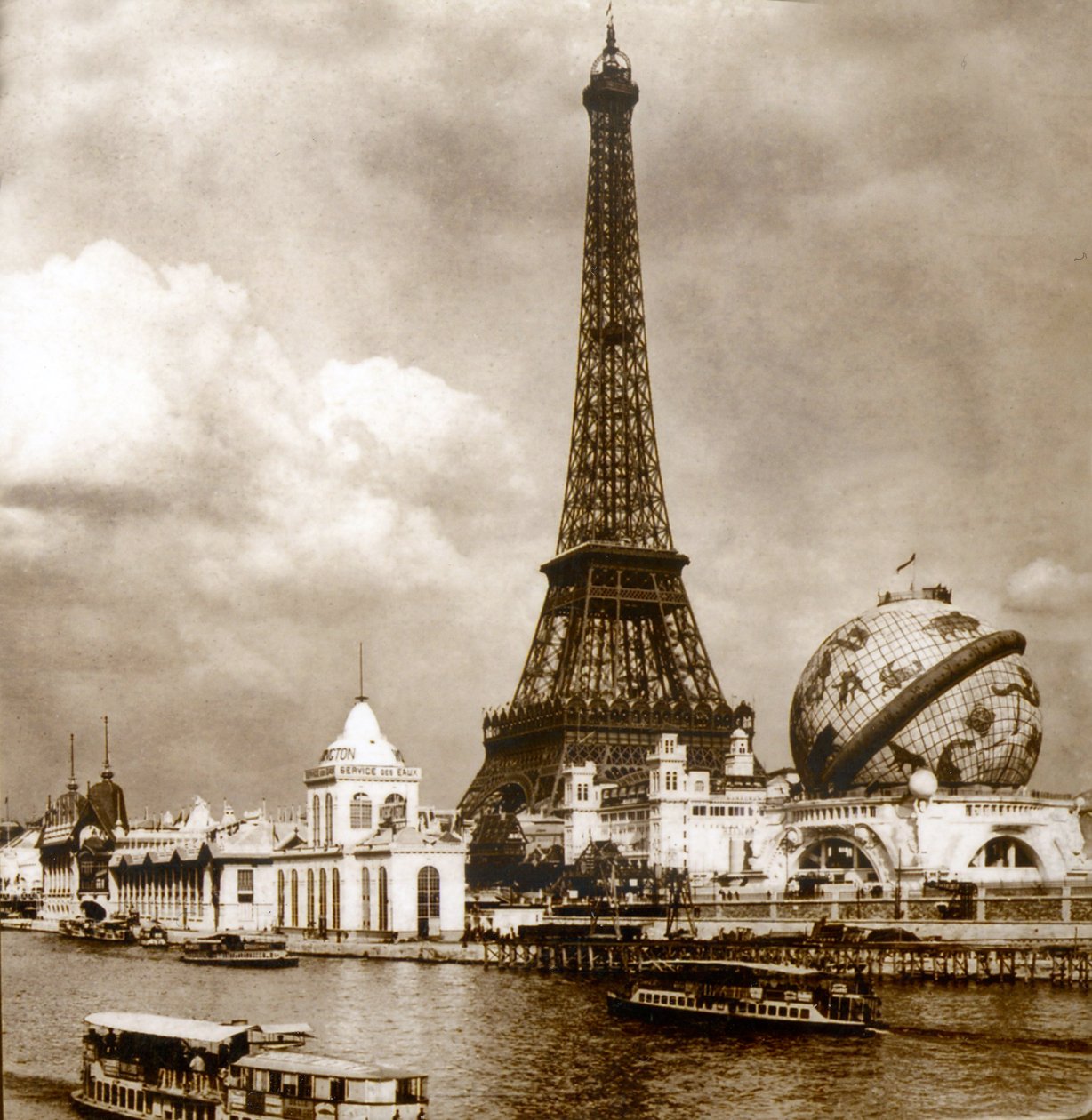 Kilátás az Universelle kiállításra, az Eiffel-toronyra és a Grand Globe Céleste-re a Seinen-ről, Párizs, Franciaország 1900 alkotó: Unknown