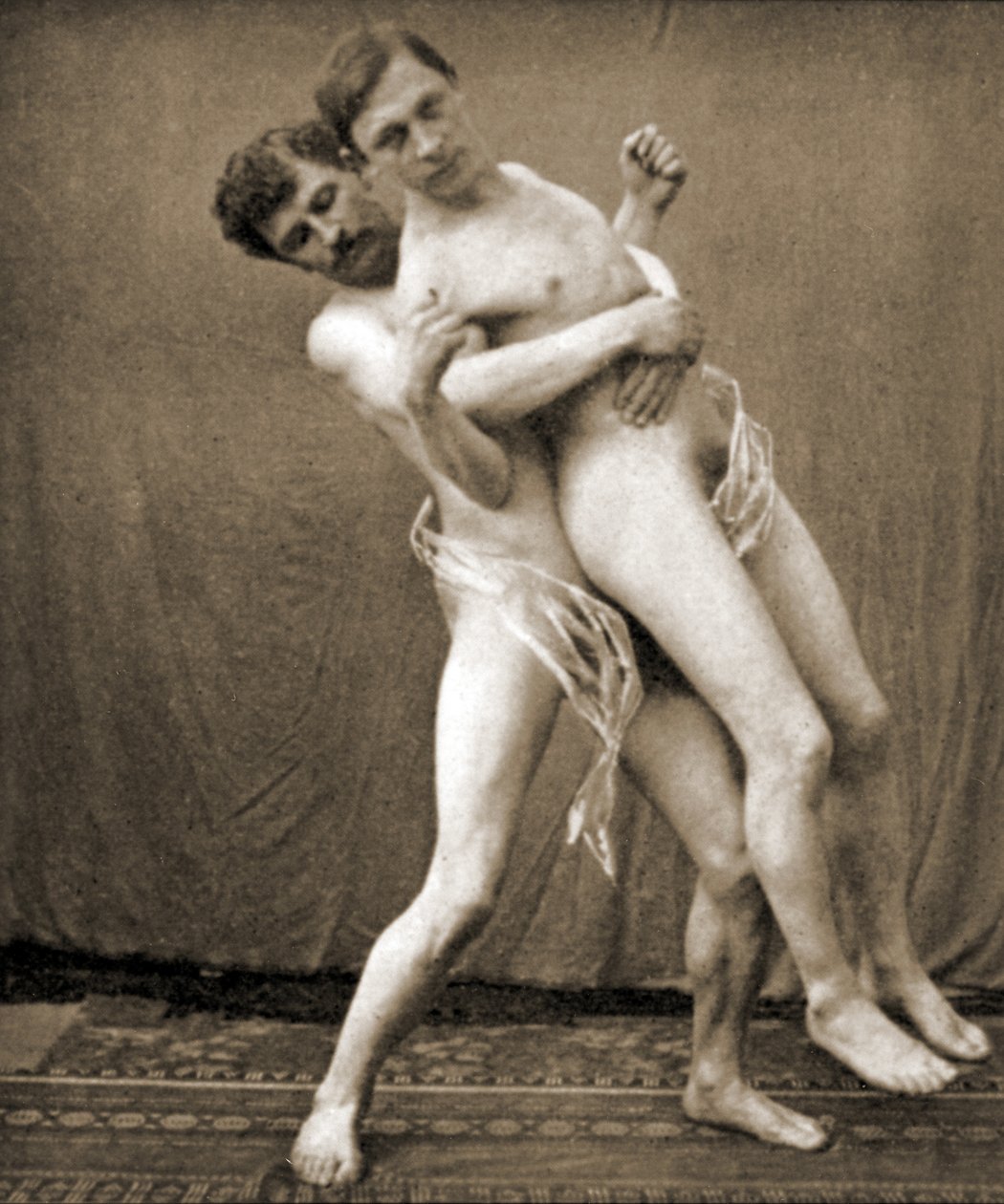 A birkózók bemutatják a deréktartást, 1910 körül (szépia fotó) alkotó: Unknown