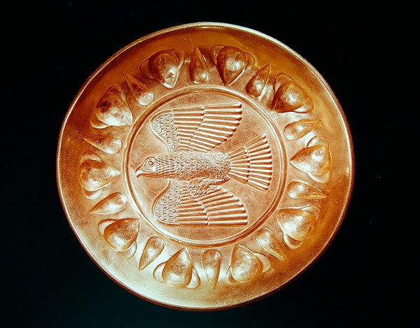 Tányér vésett sas szárnyakkal (arany) alkotó: Achaemenid