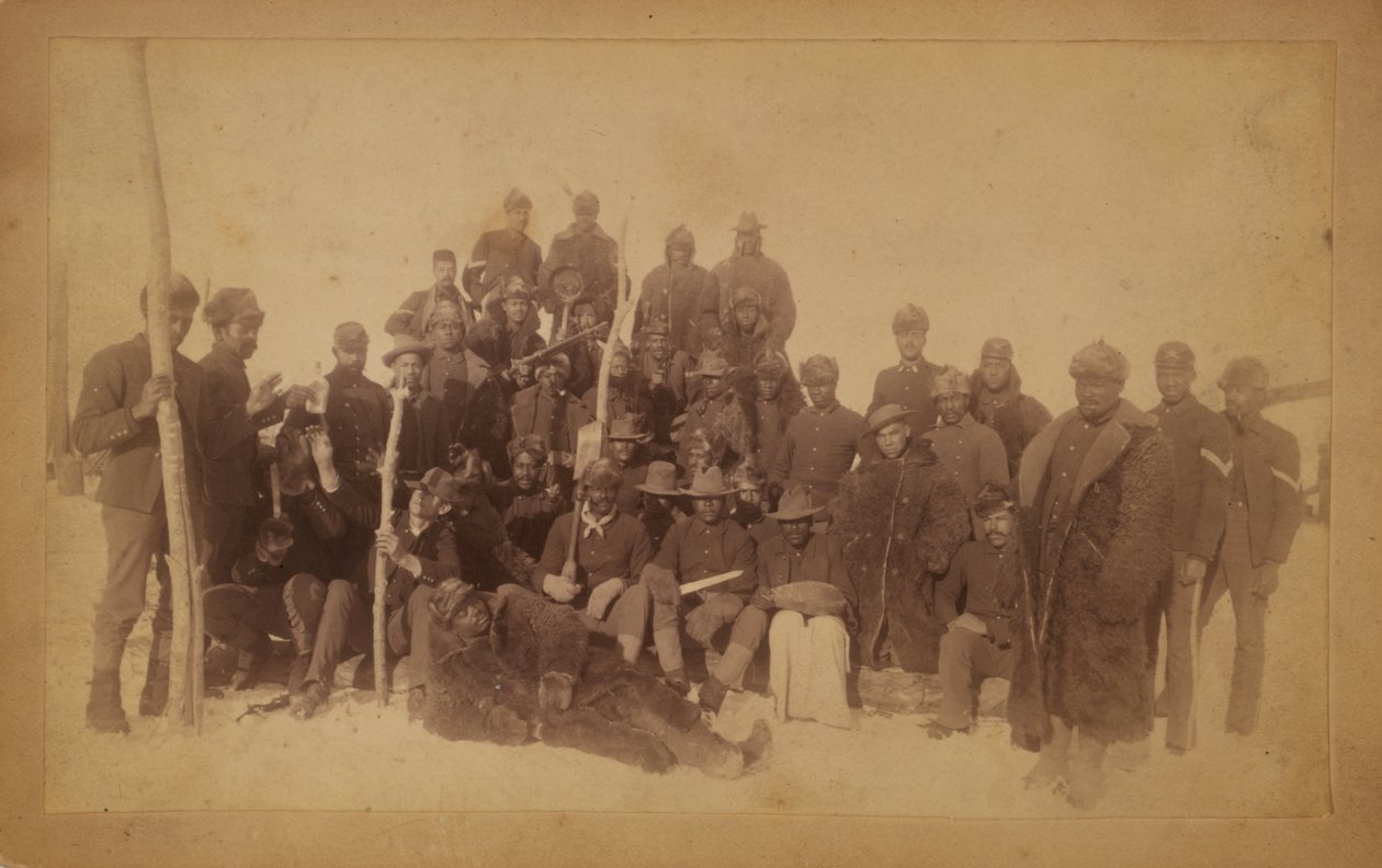 A 25. gyalogság bivalykatonai, néhányan bivalyruhában, Fort Keogh, Montana, 1890 (zselatin ezüst nyomat) alkotó: American Photographer