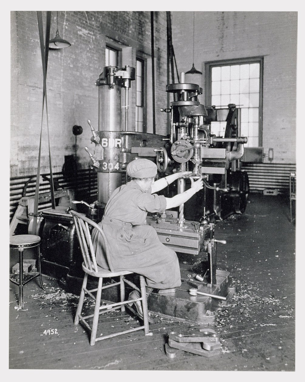 Női munkás egy gyárban az első világháború alatt, 1917 körül alkotó: American Photographer