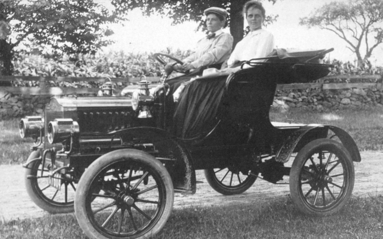 Frances Kellor és Mary Dreier egy korai autóban ülve, 1910 körül alkotó: American Photographer