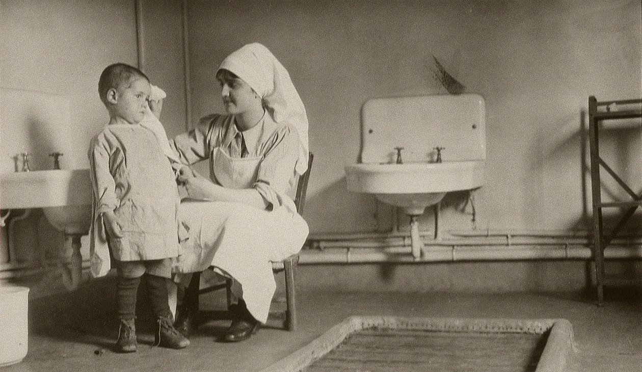 Egy beteg gyermeket gondozó nővér Passay és Saint-Quentin kolóniákon menekültek és árvák számára, 1919 alkotó: American Photographer