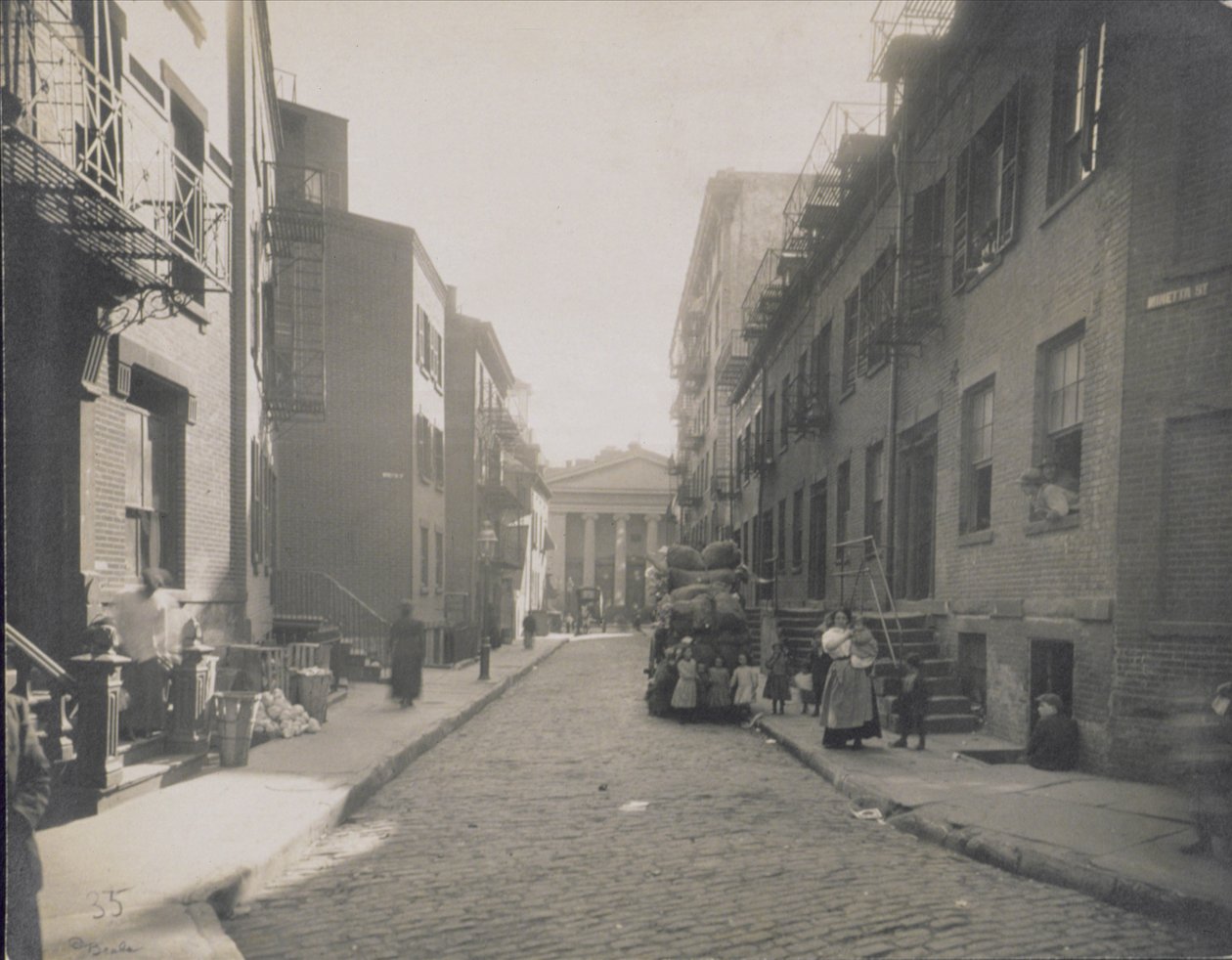 Utcai jelenet, Greenwich Village, New York, 1916-20 alkotó: American Photographer