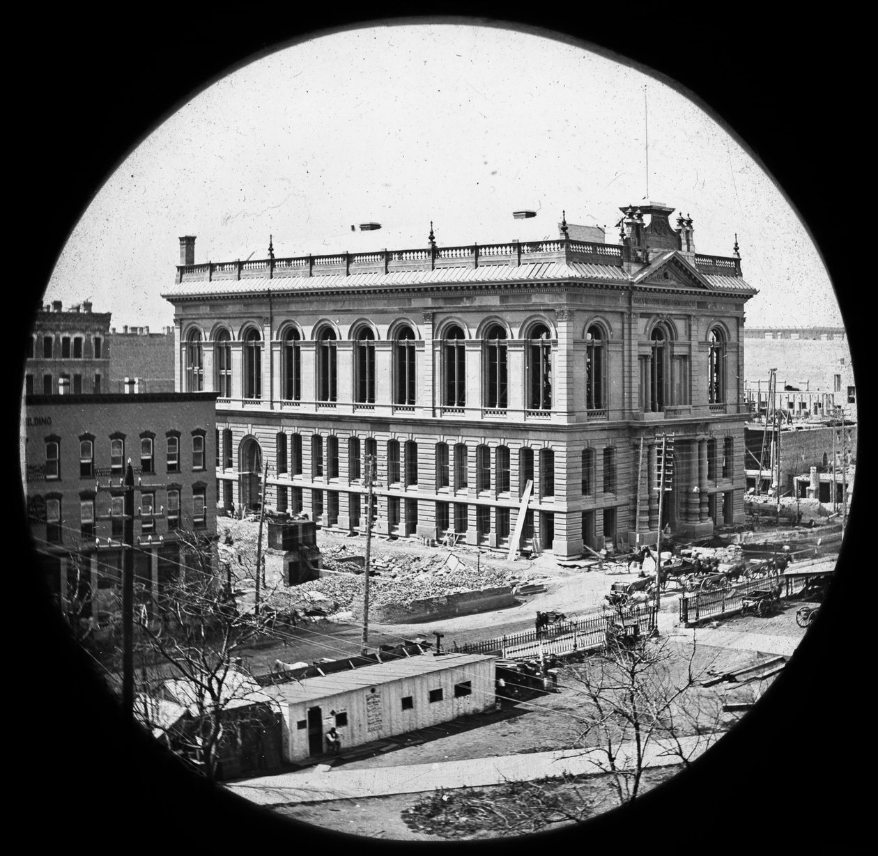 Az 1872 körüli nagy chicagói tűzvész után újjáépített Kereskedelmi Kamara (üveglámpás csúszda) alkotó: American Photographer