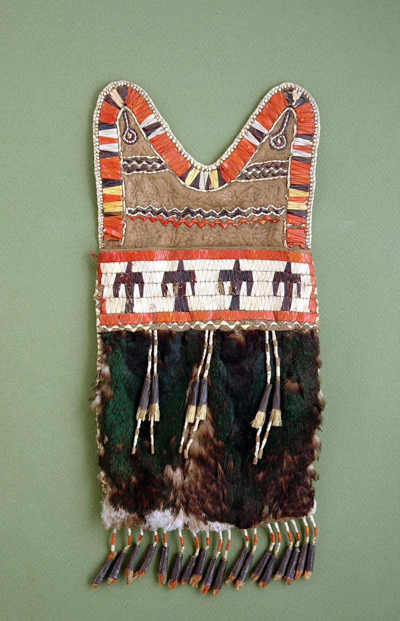 Bag, Sauk and Fox, indián, 1820 körül (bajbőr, tőkés kacsa fejbőr, sertéstoll, bádogkúpok, szarvasszőr) alkotó: American School