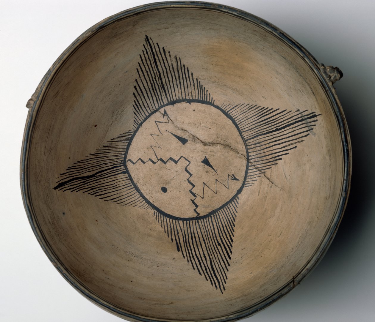 Cochiti Pueblo rituális tál napsütéssel, madarakkal, felhőkkel, villámmal és esővel, 1890 körül (cserép edény polikróm festéssel és nyersbőrrel) alkotó: American School