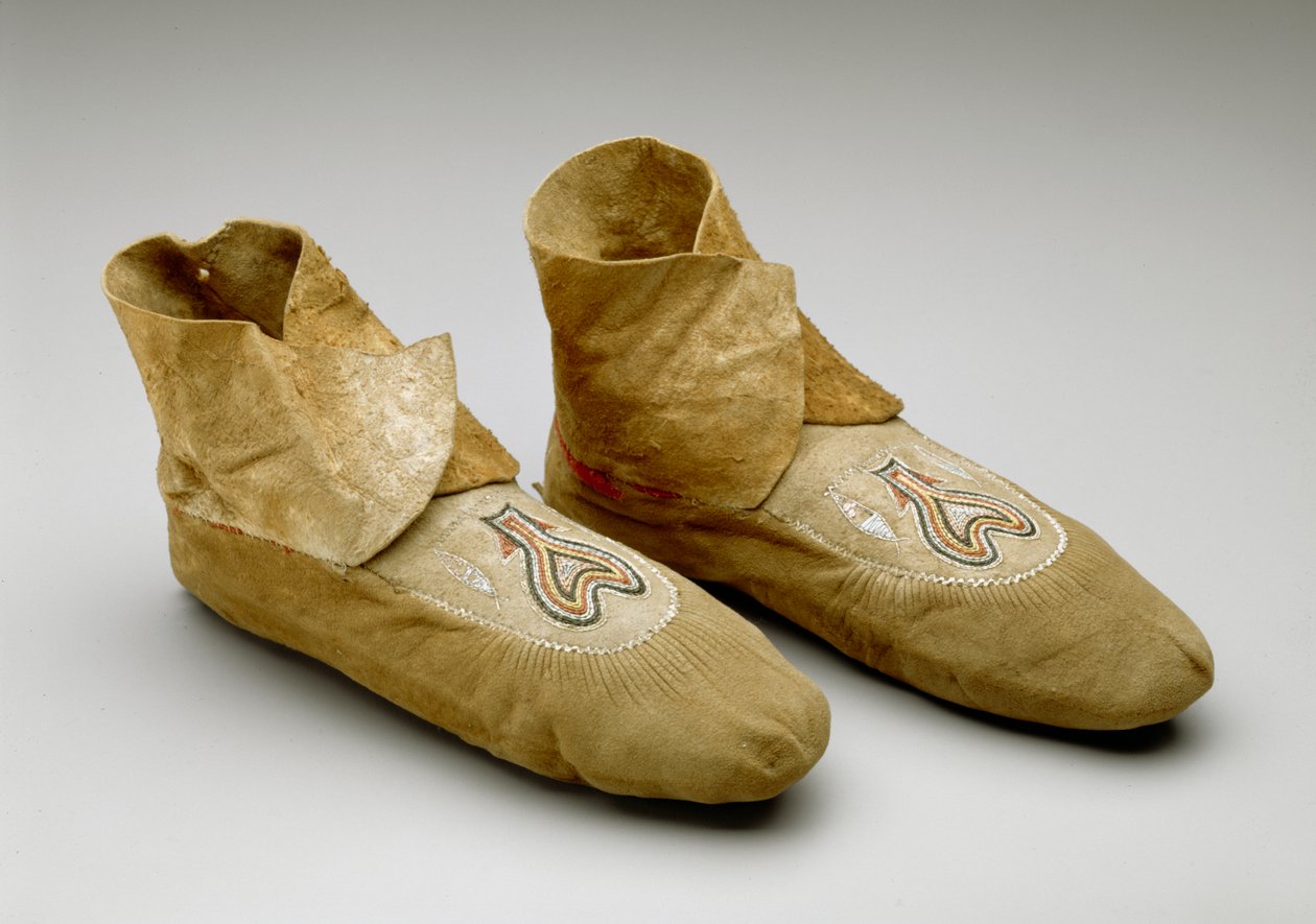 Mokaszinok, Menominee, 1830 körül (füstölt szarvasbőr, sertéstoll és gyapjúszövet) alkotó: American School