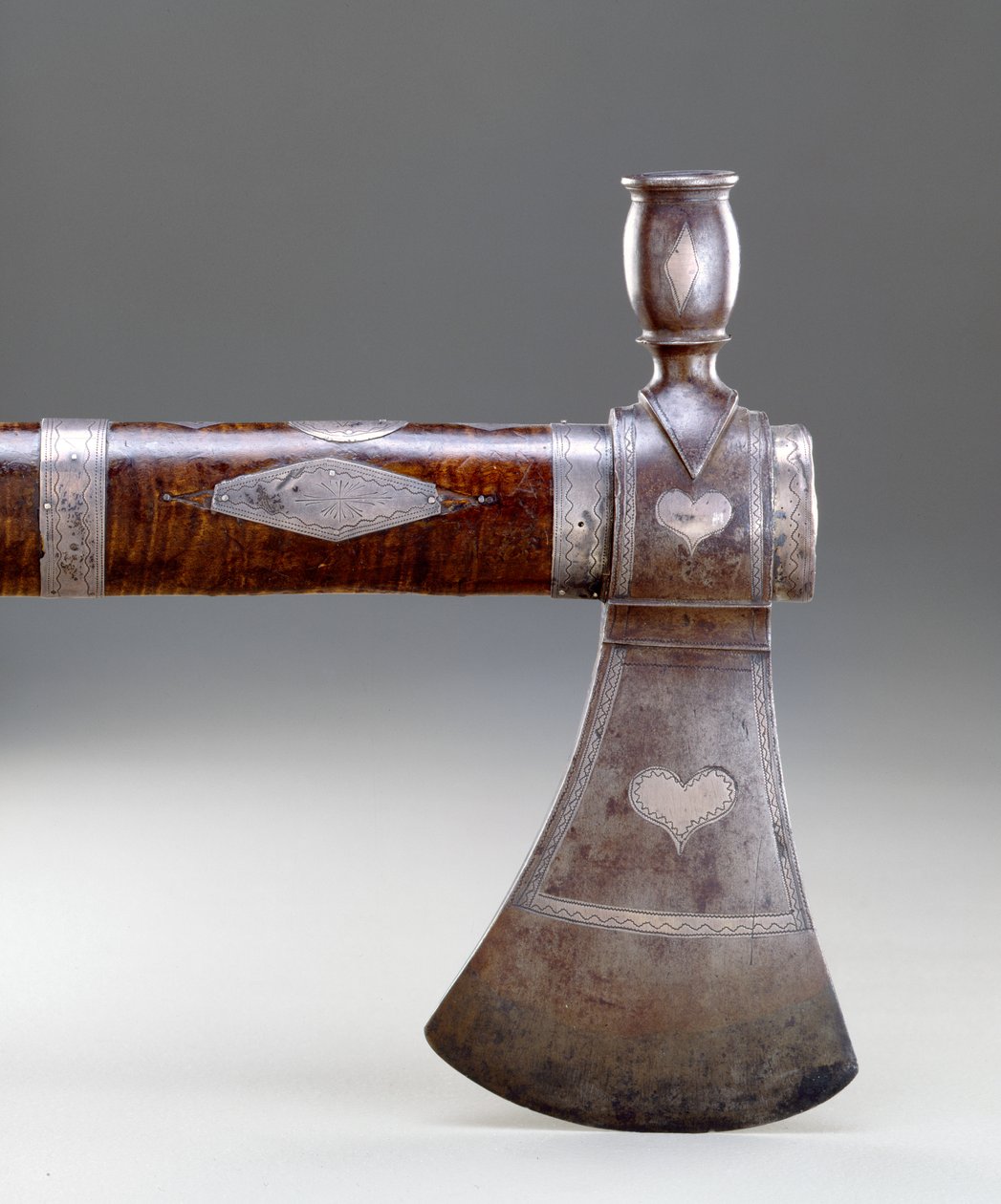 Pipe tomahawk, Miami, 170095 (kovácsoltvas, acél, göndör juhar és gravírozott ezüst) alkotó: American School