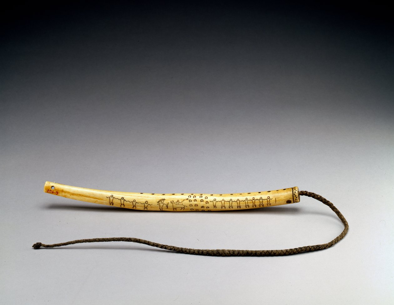 Quirt, vésett jávorszarvas agancs, Crow Nation, 1840 körül (csont) (lásd még: 434926) alkotó: American School