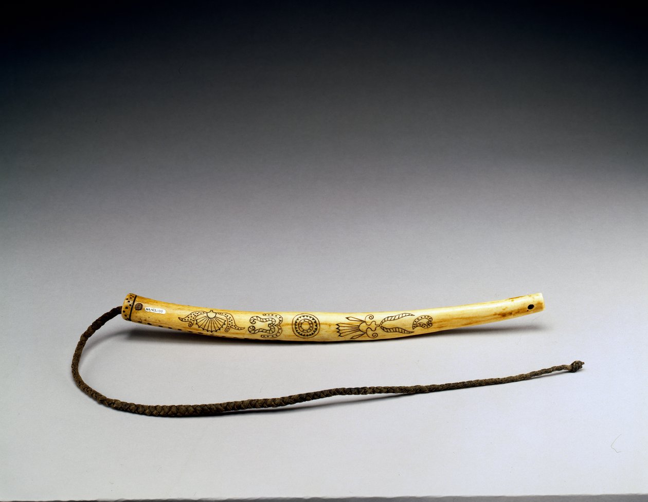 Quirt, vésett jávorszarvas agancs, Crow Nation, 1840 körül (csont) (lásd még: 434925) alkotó: American School